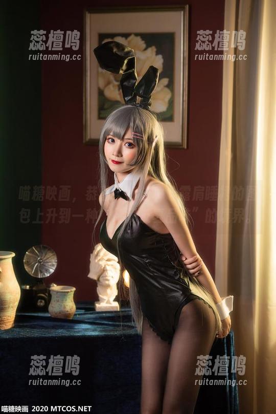 喵糖映画，恭喜！你成功让露肩睡裙的图包上升到一种“待我反复品味”的境界。