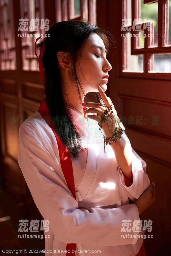 MiiTao蜜桃社-温心怡 MiiTao蜜桃社 - 温心怡游泳池杂记:图库中水面下的叹息