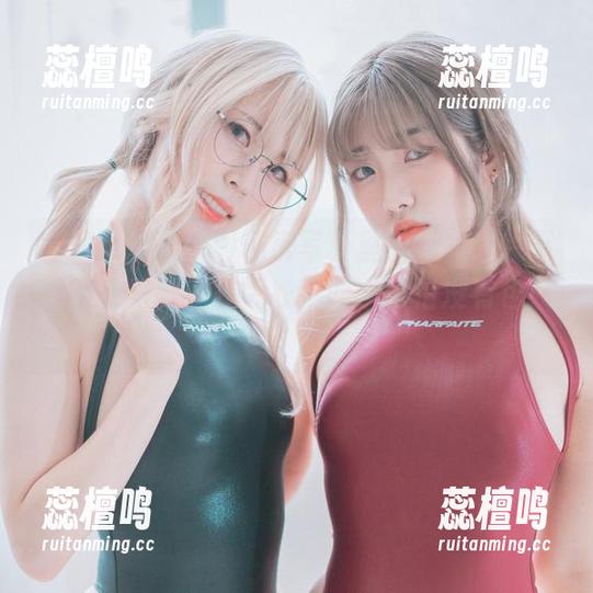“Mozzi(모찌)私房写真里的套装：想不被看见只需躲在大衣后面，可惜没有包！“