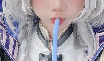 PoppaChan说，女孩其实是一种态度，在线写真记录着这种态度。