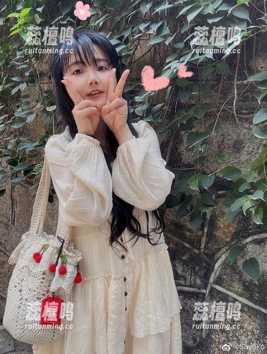 看Sayako＿今年4岁最新的睡衣照片，不知道该说是休闲还是一种新兴时尚了。