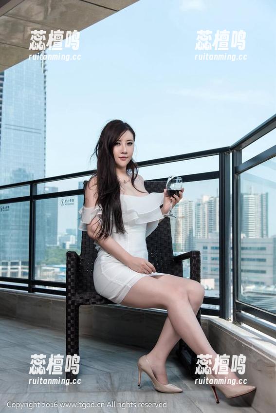 TGOD推女神 - 何晨曦带来的丝袜作品集，忙着分享而忘了穿鞋。