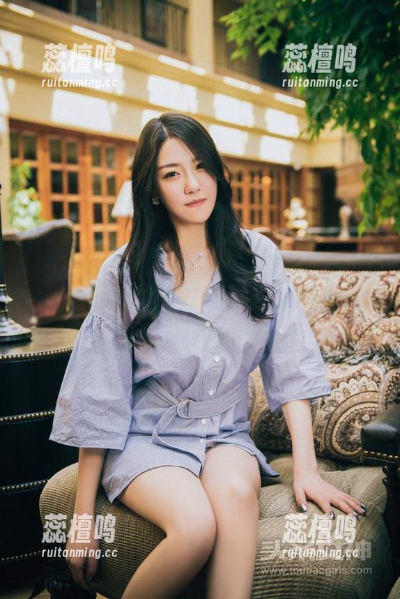 TouTiao头条女神-娜露 TouTiao头条女神 - 娜露的美足写真,图片里每一个细节都在诱惑你,忍不住想多看几遍。