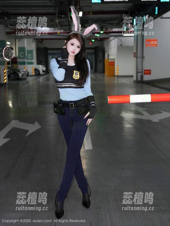 Xiuren秀人网 - 区静瑶短裤写真，明明是想随意一穿，却流露出让人想探究许久的味道。