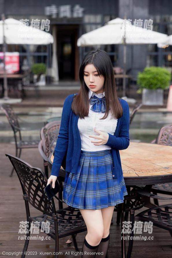 Xiuren秀人网 - 奈奈Fox的短裙：这一张原图让我不自觉停留，细腻得有悖常理。
