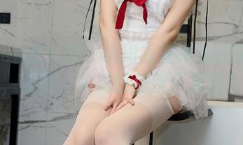 Xiuren秀人网 – 小逗逗在泳池边玩泡泡，原图：水花四溅快乐无穷！