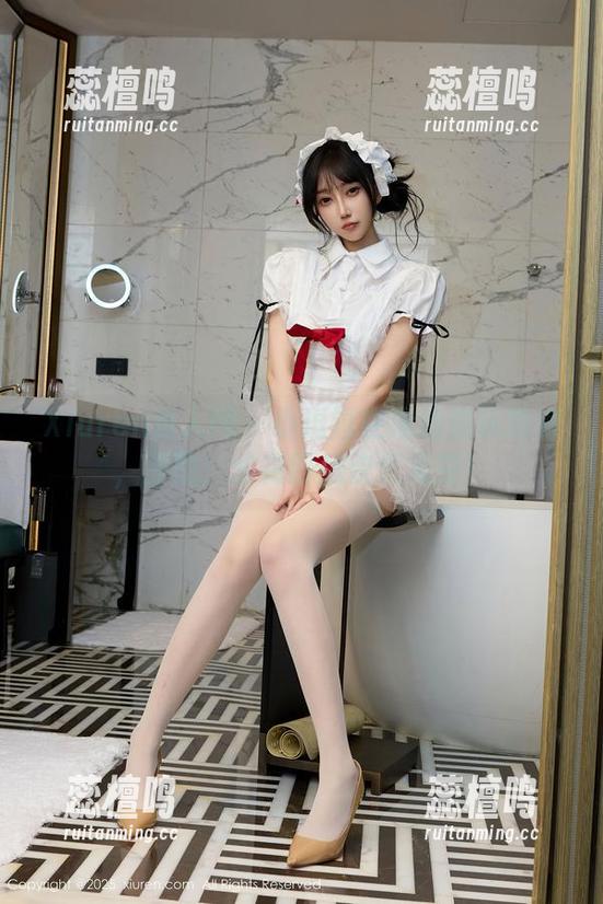 Xiuren秀人网 - 小逗逗在泳池边玩泡泡，原图：水花四溅快乐无穷！