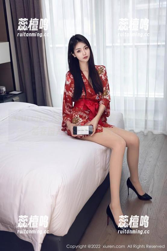 Xiuren秀人网 - 那张校服的私拍，桓淼淼在图片里巧妙地回头展现。