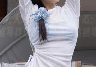 Xiuren秀人网 – 黄昏下的姿态：金纯一的体操服写真原图，像是突然被吸引的小猫。