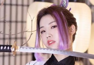 Yebin(전예빈)护士cos：摆个姿势就能换药吗？不如换个表情吧！