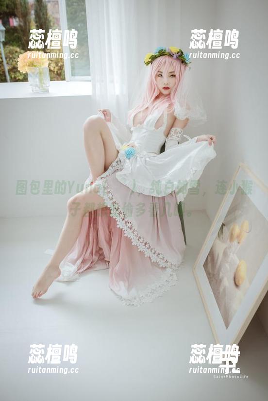 图包里的Yuna(윤아)，纯白如雪，连小猴子都想偷偷多看几眼。