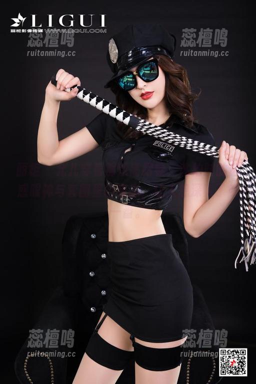 丽柜-允儿 丽柜 - 允儿穿着那双高跟鞋,私拍时的魅惑眼神与套图里的姿态,让人想深入了解一番。