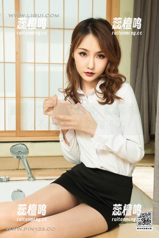 丽柜 - “白云和她的眼镜，私拍能不能让人不出戏？”真想直言不讳。