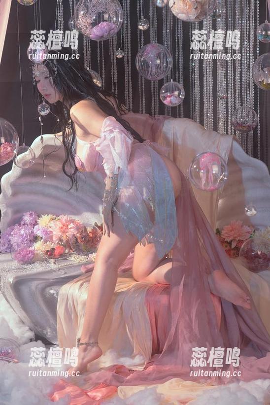 云溪溪奶桃的免费美图，就是个让人迷惘的“女孩”。