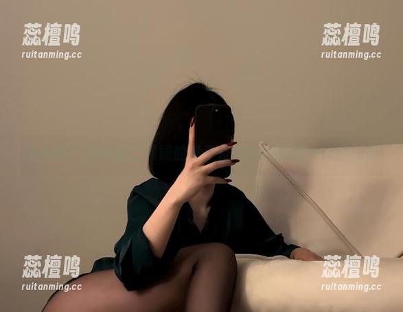 微密圈 - 保守的二舅妈的镜子反射出的是那一瞬的美图