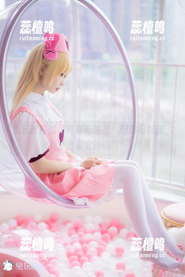 兔玩映画的写真真有意思：制服和裸腿，直击视觉的诙谐！