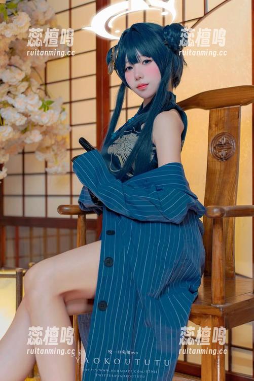 咬一口兔娘短裤套图，随风摇曳的小心思满满！