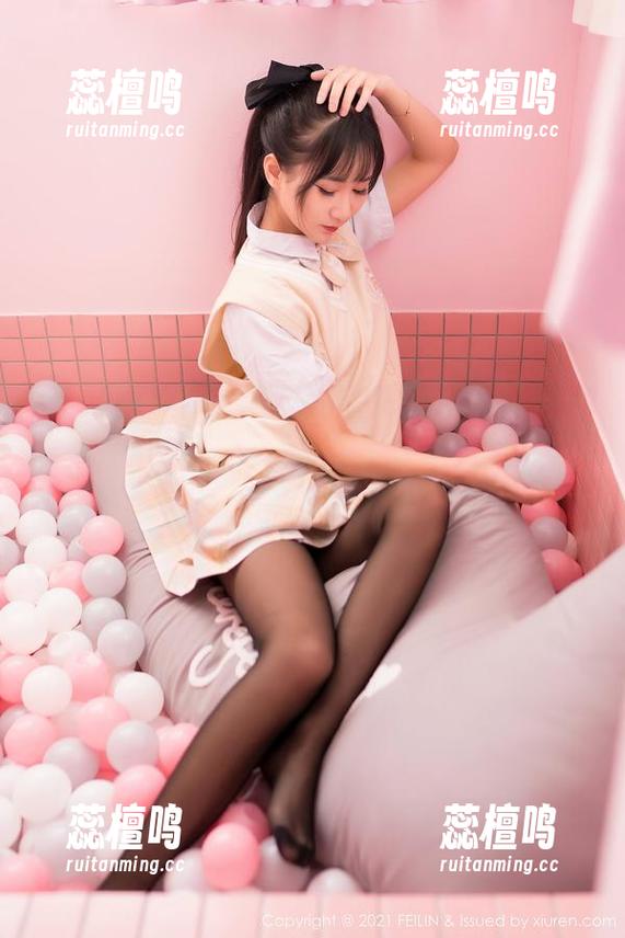 嗲囡囡 - 小果冻儿秘书写真，不同的姿势在图册里潜伏着，小心翼翼，心里乐开了花。