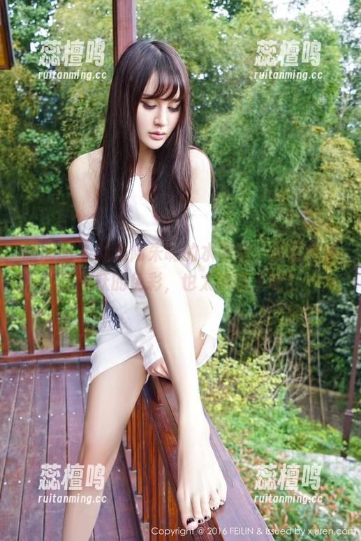 嗲囡囡 - 就是阿朱啊的水手服，原图里那身跳跃的色彩，也太抢镜了吧？