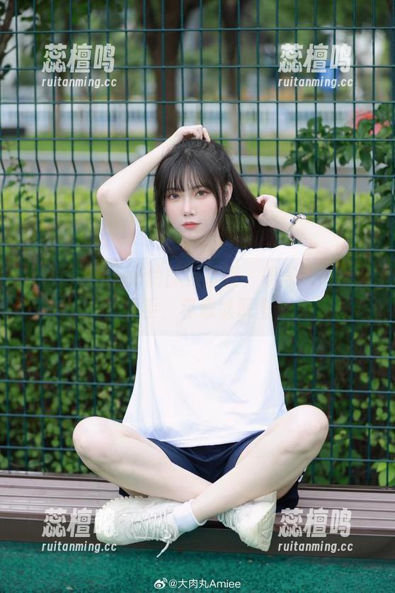 大肉丸Amiee的旗袍套图，美得让人无从下手，真难以取舍
