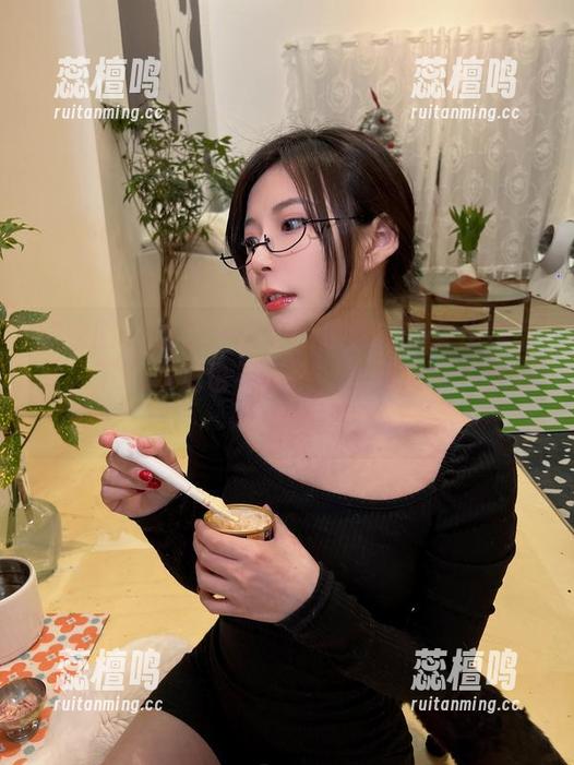 微密圈 - 给你一整套妮是老虎的女仆作品集，下载方式也不复杂，随便点一下就好啦！