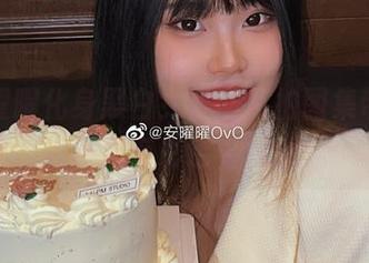 当安曜曜化身黑白女神，私拍图集带你避开所有彩色干扰！