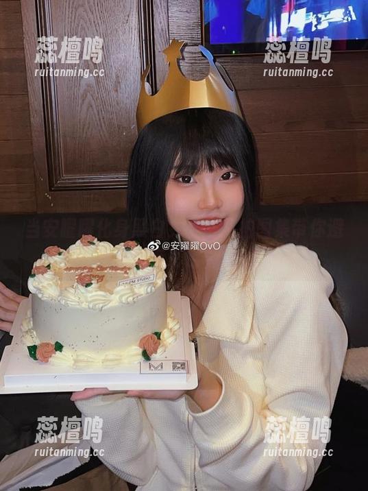 安曜曜 当安曜曜化身黑白女神,私拍图集带你避开所有彩色干扰!
