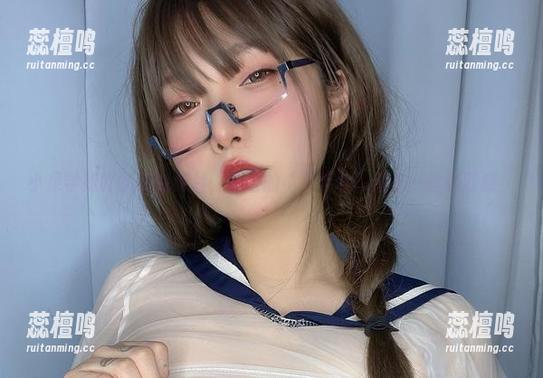 小泉学姐吖 小泉学姐吖的定制照片,夏日的“死库水”透着一丝幽默感!