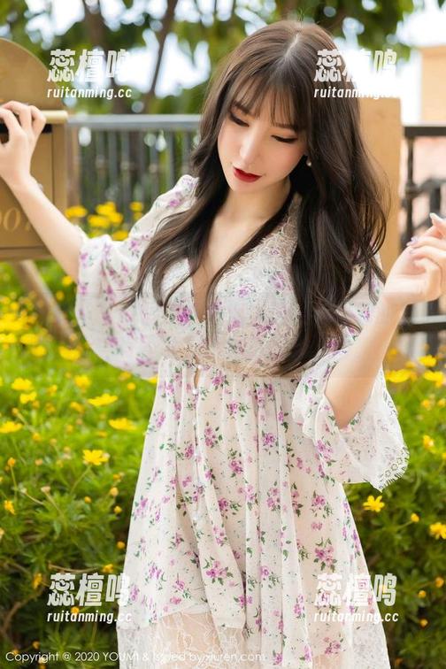 尤蜜荟 - 原图连连看：Carol周妍希的夏天，有些地方我真想阴天下雨。