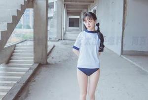 晕崽Zz的写真“裤里丝”，这一套太出乎意料，简直让人停不下来。