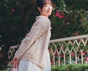 看吧，照片中木绵绵OwO的灯火斑斓，宛如梦中的糖果屋。