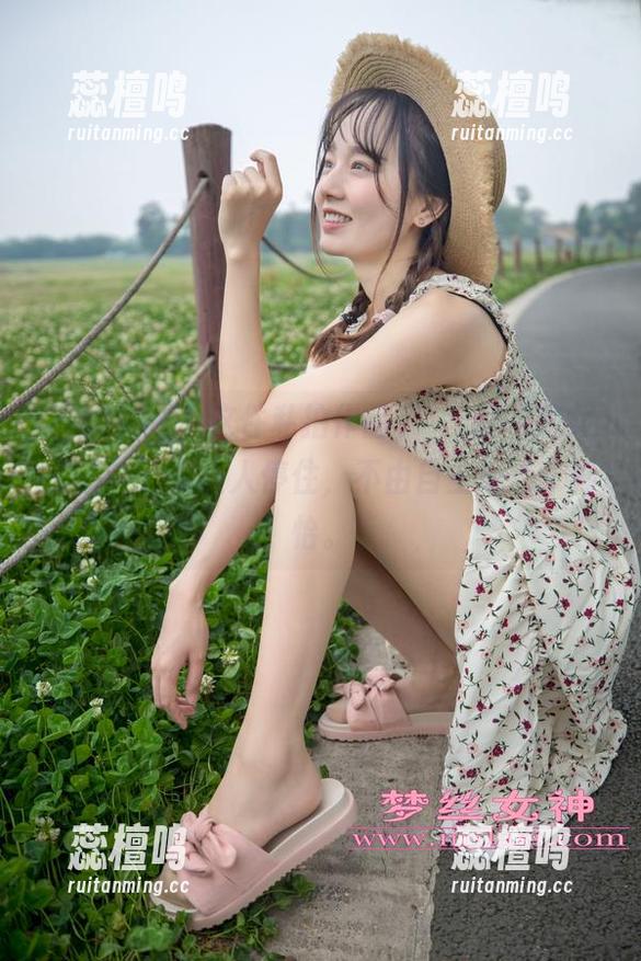 梦丝女神 - 这件私拍作品，玥玥的“美女胚子”，能让人停住，不由自主地心旷神怡。