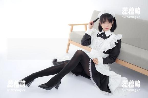 森萝财团 - 小香，天台上的JK灰丝美少女，原图里的一抹色调让我瞧着眼熟。