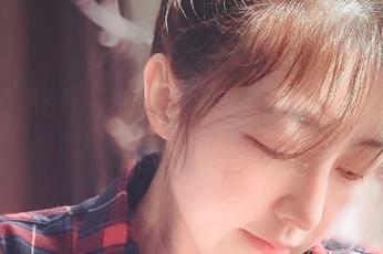 每次樱晚gigi更新高跟鞋写真集，我都在想，她到底哪个地方买这么多鞋？