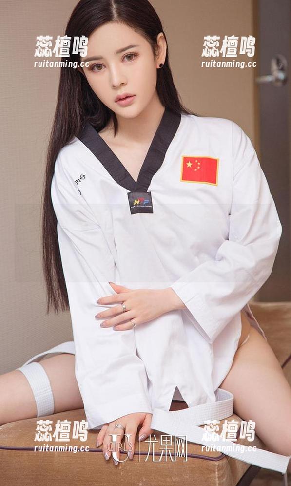爱尤物 - 沈佳熹的黑色写真，好像穿越到了一个时尚新闻发布会现场，下载可要快！