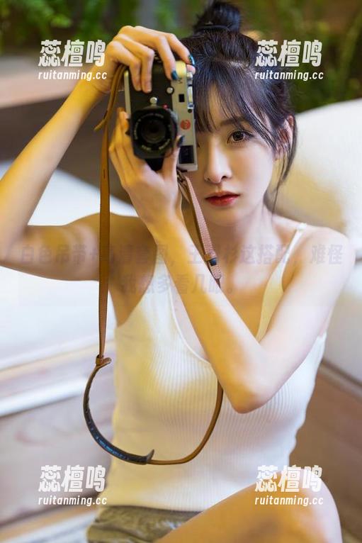 白色吊带+高清套图，王羽杉这搭配，难怪我想多看几眼。