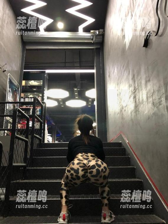 微密圈 - 禅雨儿Lynne的护士私房图集：本想看个护士，结果发现她的咖啡配色真绝了。