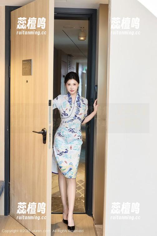 秀人网 - laura阿姣的作品集：让吊带裙为美腿画上完美的句点，下载一步搞定！