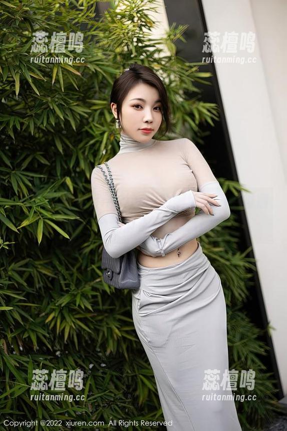 秀人网 - 在lingyu69的御姐图包中徘徊，每一个细节都好像有什么…