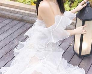 秀人网 – 于诺诺ise和泳池：这组写真里的液体，除了水还有一种“娇滴滴”的气息，原图随意get一下！