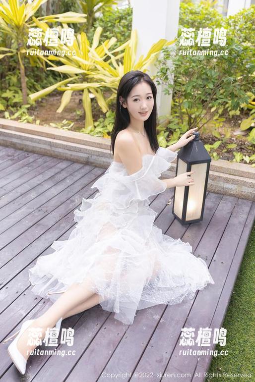 秀人网 - 于诺诺ise和泳池：这组写真里的液体，除了水还有一种“娇滴滴”的气息，原图随意get一下！