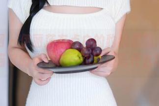 秀人网 – 伊丽莎有点白的豹纹美图：一边模仿猫咪的优雅，一边琢磨吃什么猫粮！