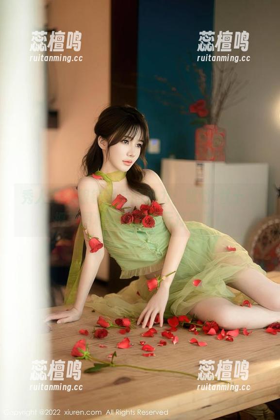秀人网-凯竹·廿十 秀人网 - 眼镜背后的魔力:凯竹·廿十,把美图和壁纸的次元打破了!
