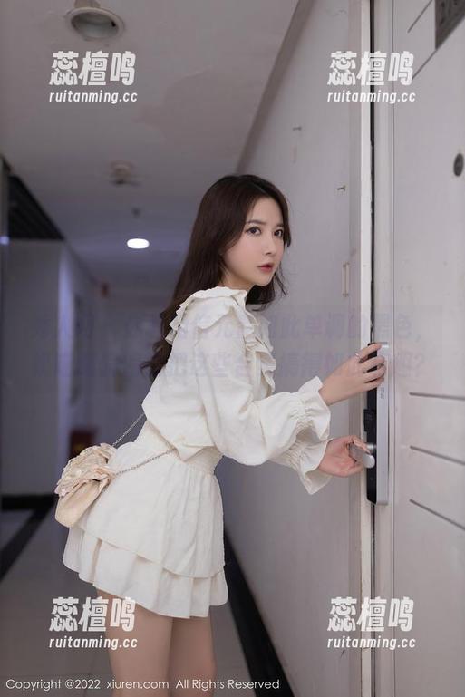 秀人网 - 你敢相信元素如此单调的黑色，奶喵喵偏偏能把这些合集搞得如此有趣？