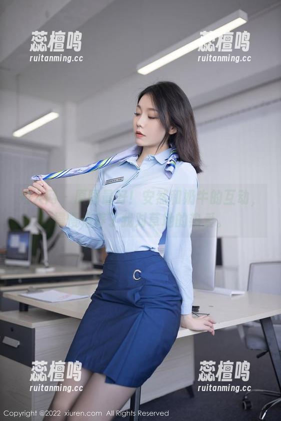 秀人网 - 原图最好！安然和奶牛的互动，慢慢培养了我对草地的热爱。