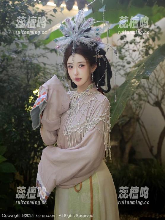 秀人网 - 麦琪绫冰激淋泳装升腾，照片里的清风让我暗自惊叹！