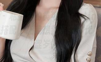 秀人网 – 私拍里的黄可Christine，笔直的制服搭配，让我想到高中时代，那些青涩岁月。