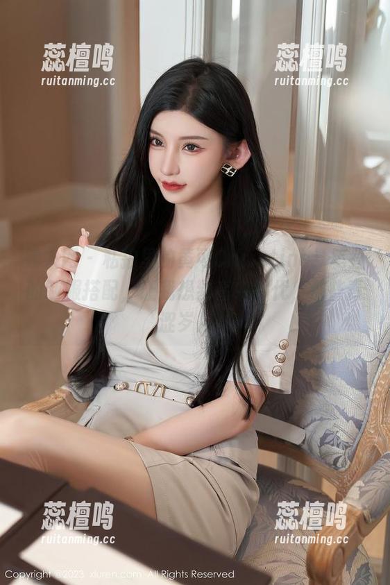 秀人网 - 私拍里的黄可Christine，笔直的制服搭配，让我想到高中时代，那些青涩岁月。
