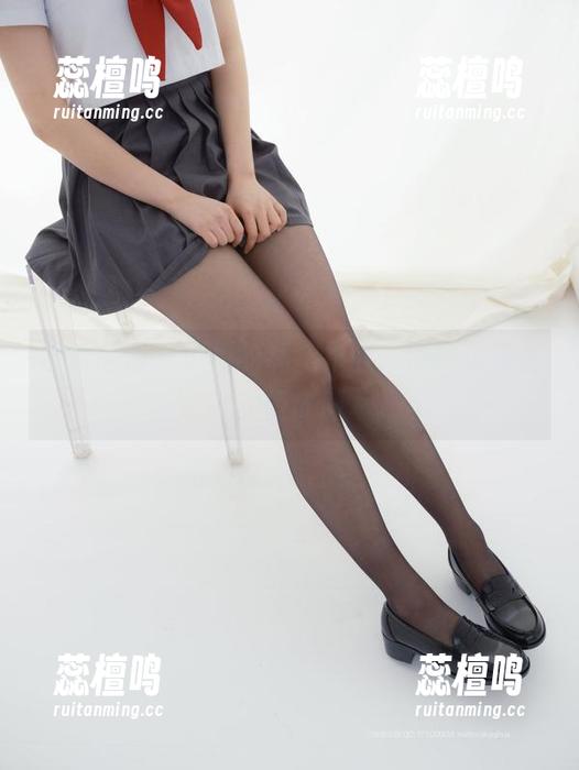 紧急企划 - 小恩的私拍作品，演绎优等生的俏皮侧