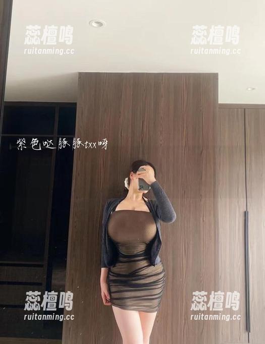 微密圈 - 紫色哒豚豚的自拍时刻，作品一出，我的LOL之声响彻云霄！